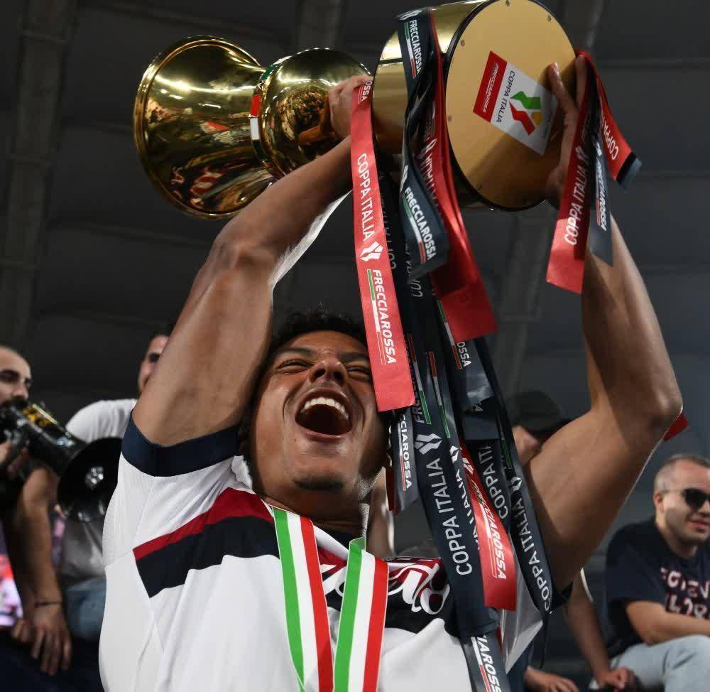 开云体育入口-包含博洛尼亚中场频频犯错，球迷不满主教练的词条