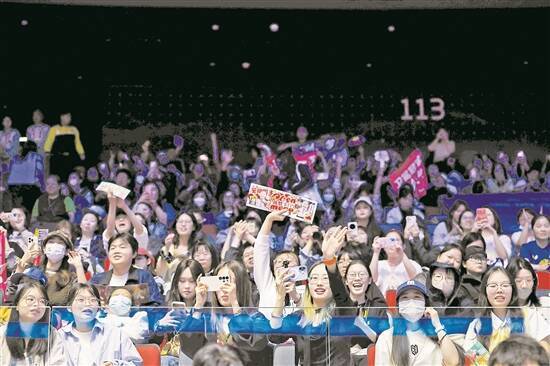 开云体育官网-现场观众尽欢欣，精彩比赛感动万千人