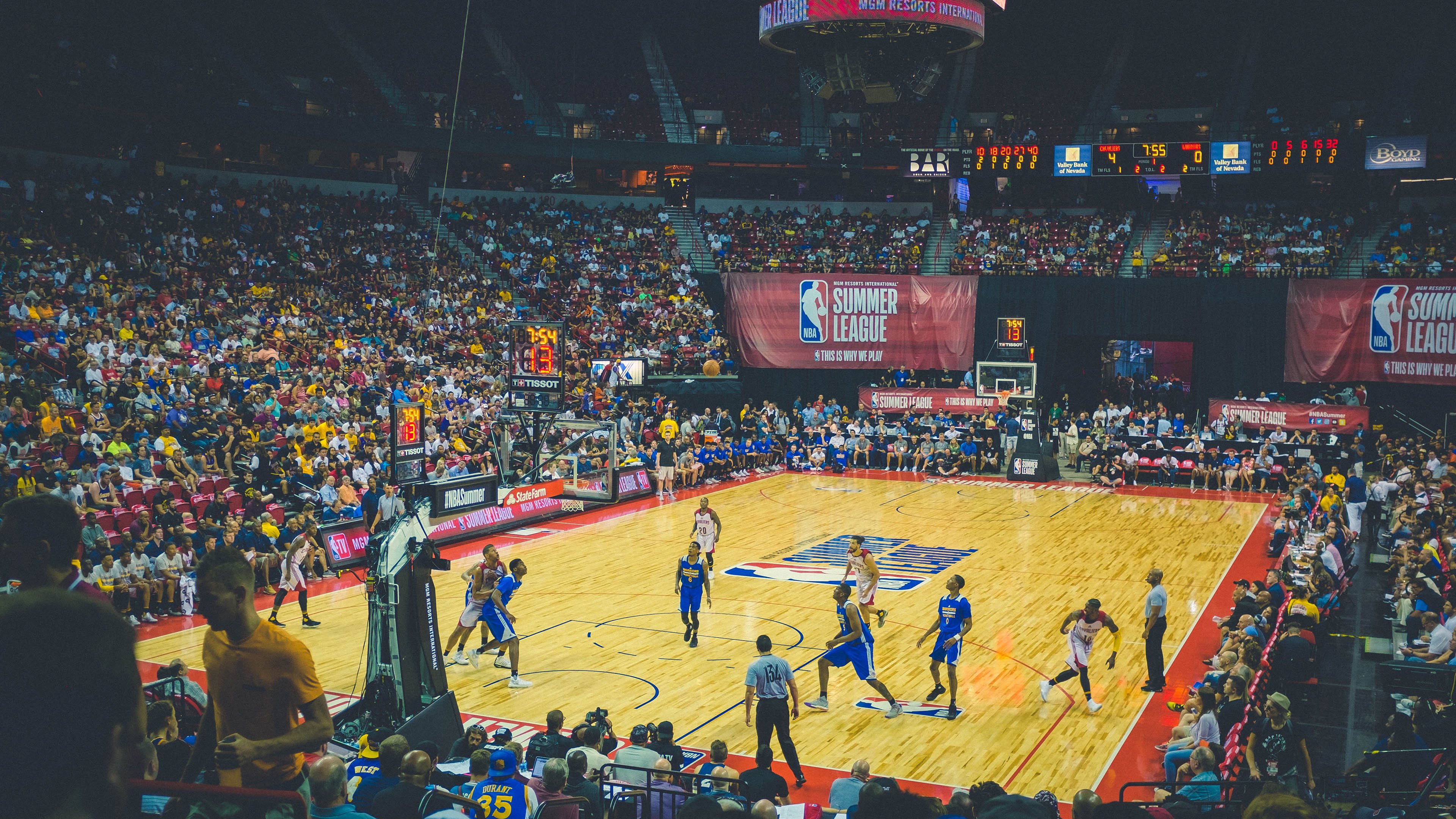 浓眉关键回合不手软,勇士险胜广东队展现唯一性对决